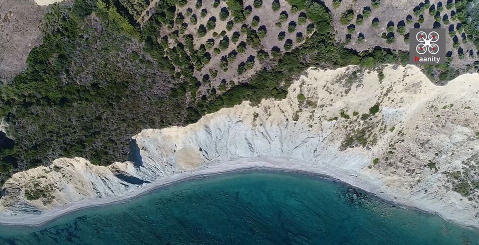 Μεσσηνία όπως... Νορμανδία: Οι άγνωστες, κατακόρυφες ακτές με τη μεγάλη παραλία που κόβουν την ανάσα