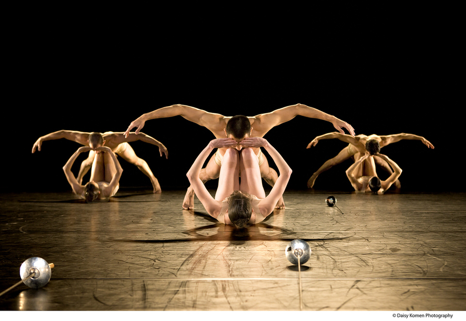 Το Μπαλέτο της ΕΛΣ παρουσιάζει το τρίπτυχο χορού 3 ROOMS, με χορογραφίες Κύλιαν, Ναχαρίν, Ρήγου