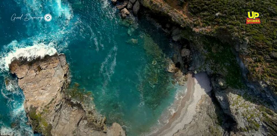 Πόρτες. Η εκπληκτική παραλία της Εύβοιας που κλείνει την πόρτα στα μανιασμένα κύματα του Αιγαίου