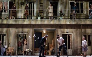 "Η Αυλή των θαυμάτων - Το μιούζικαλ" επιστρέφει τη νέα σεζόν στο θέατρο Παλλάς μόνο για 10 παραστάσεις
