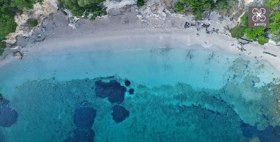 Παραλία Πισίνα: Σπάνιες, ερημικές εικόνες της πολύβουης παραλίας που αποτελεί τουριστικό trend