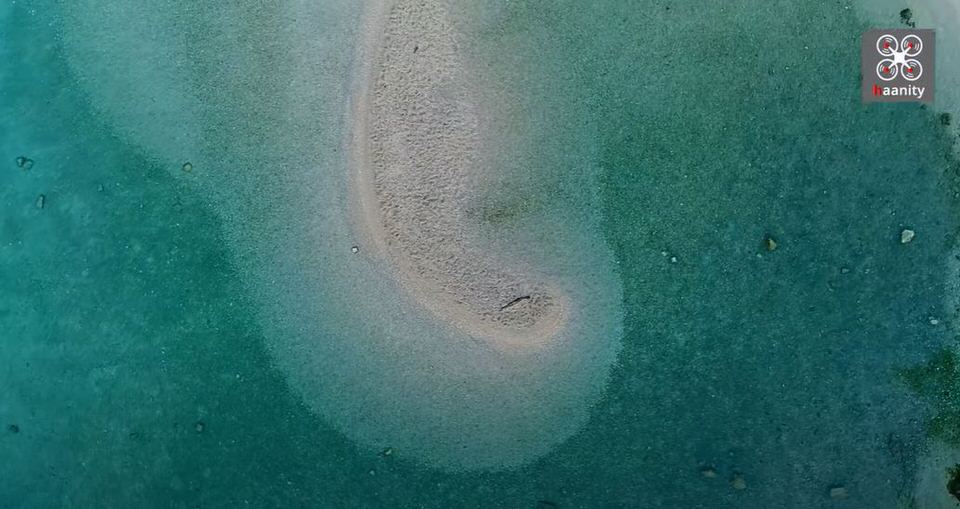 Παραλία Πισίνα: Σπάνιες, ερημικές εικόνες της πολύβουης παραλίας που αποτελεί τουριστικό trend