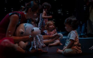 Το μαγευτικό χοροθέατρο για βρέφη και γονείς "Underwater" έρχεται στην Εναλλακτική Σκηνή της ΕΛΣ