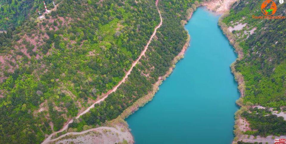 Αυτή είναι η νεότερη φυσική λίμνη της Ελλάδας που δημιουργήθηκε το 1963 από μία κατολίσθηση!