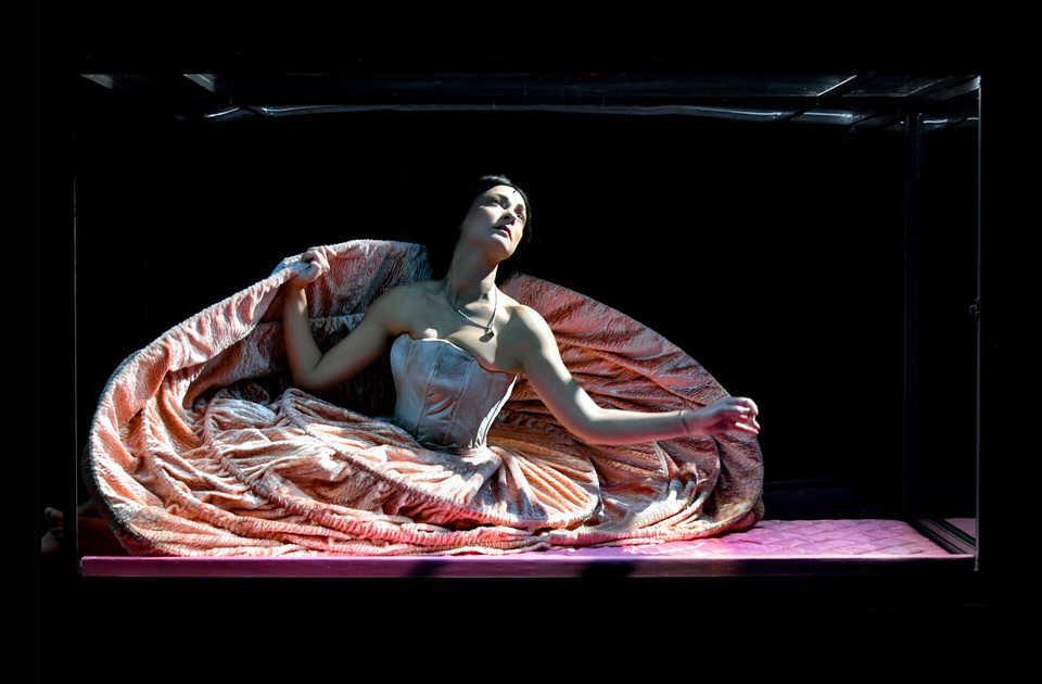 Δημοτικό Θέατρο Πειραιά: Η βασίλισσα Αμαλία επιστρέφει στη Σκηνή Ωμέγα!