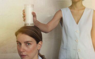 Κάποιος μιλάει μόνος του κρατώντας ένα ποτήρι γάλα: Από τις 6 Φεβρουαρίου στο θέατρο Νέου Κόσμου
