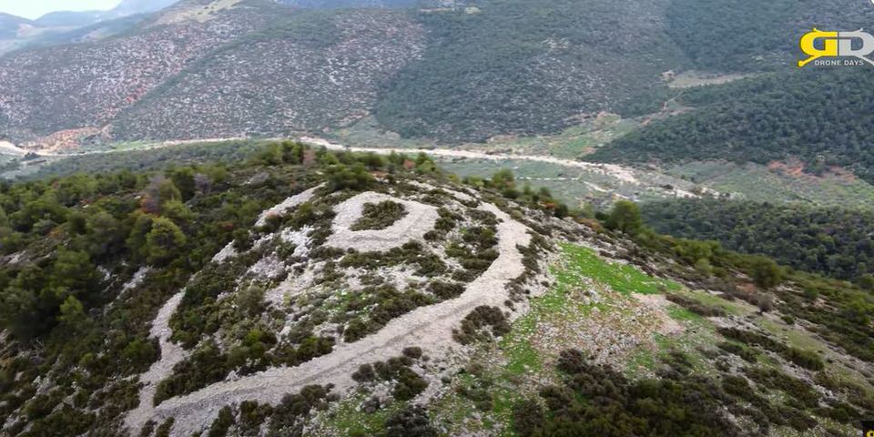 Mount Escouve: Το άγνωστο κάστρο που προστάτευε κατά τον Μεσαίωνα τον δρόμο Κόρινθος-Άργος-Ναύπλιο