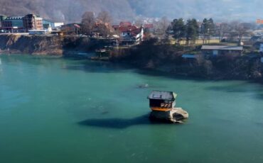 Drina river house: Το απίστευτο σπίτι μέσα στο ποτάμι