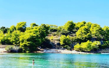 Ένα ταξίδι στην παραλία της Ζωγεριάς με τα ωραιότερα γαλαζοπράσινα νερά των Σπετσών