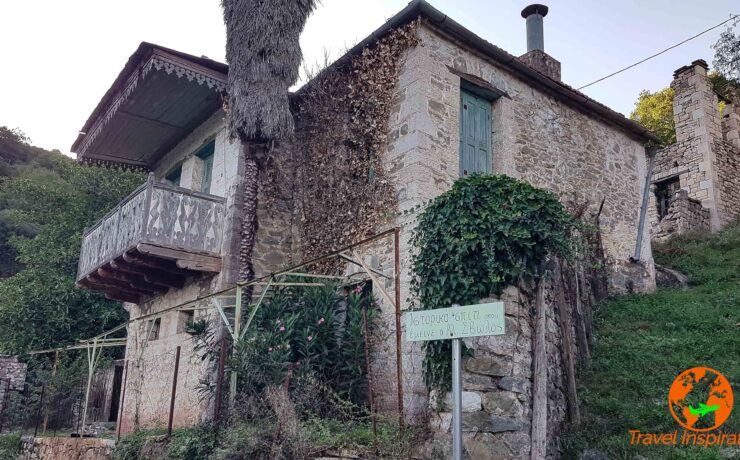 Παλαιά Βίνιανη: Το ιστορικό χωριό των Αγράφων που αναπαύεται στα απομεινάρια του παρελθόντος