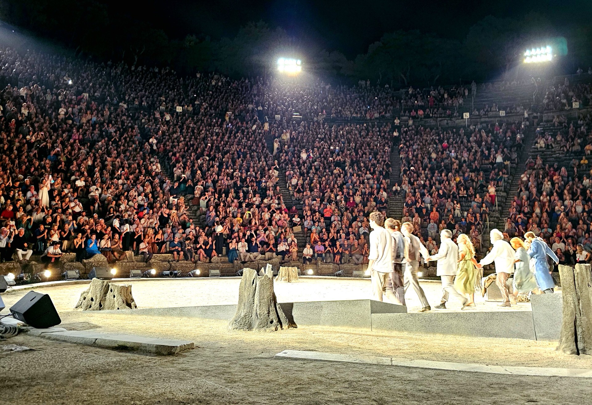 Περισσότεροι από 17.000 θεατές χειροκρότησαν όρθιοι τον Δημήτρη Καταλειφό στην Επίδαυρο: Άνοιξε η προπώληση για το Ηρώδειο
