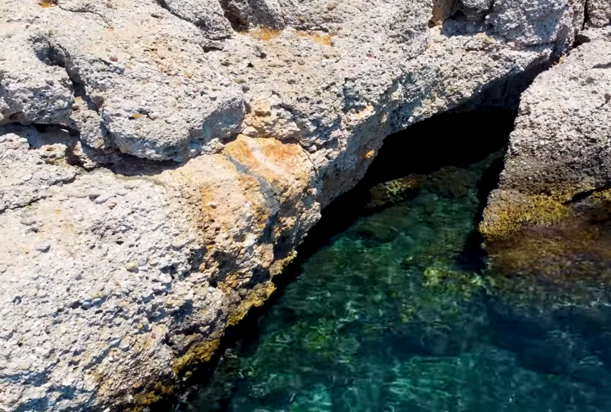 Η άγνωστη "Σπηλιά της Νεράιδας" που ο Μπάρκουλης ερωτεύτηκε την Καρέζη στην ταινία Τζένη-Τζένη