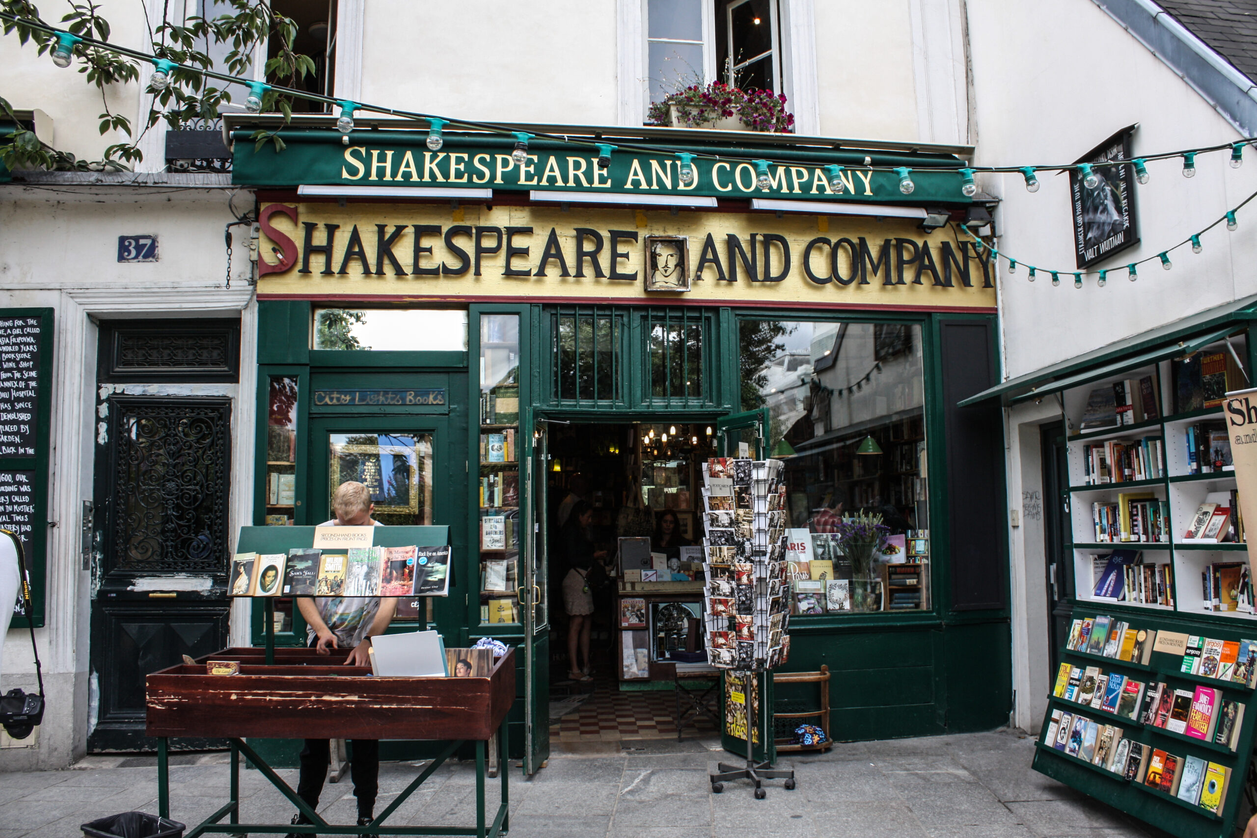 Shakespeare and Company: Το πιο διάσημο βιβλιοπωλείο του κόσμου βρίσκεται στο Παρίσι