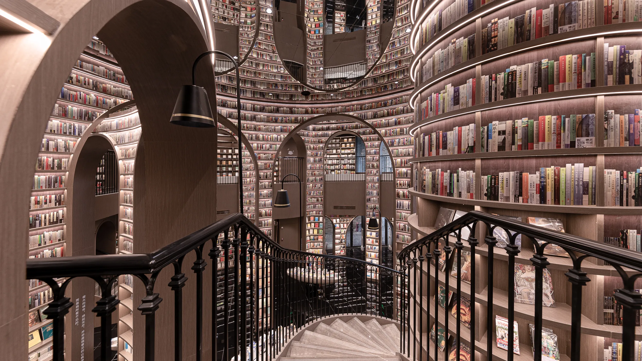 Ταξιδεύοντας στα ωραιότερα και πιο διάσημα βιβλιοπωλεία του κόσμου