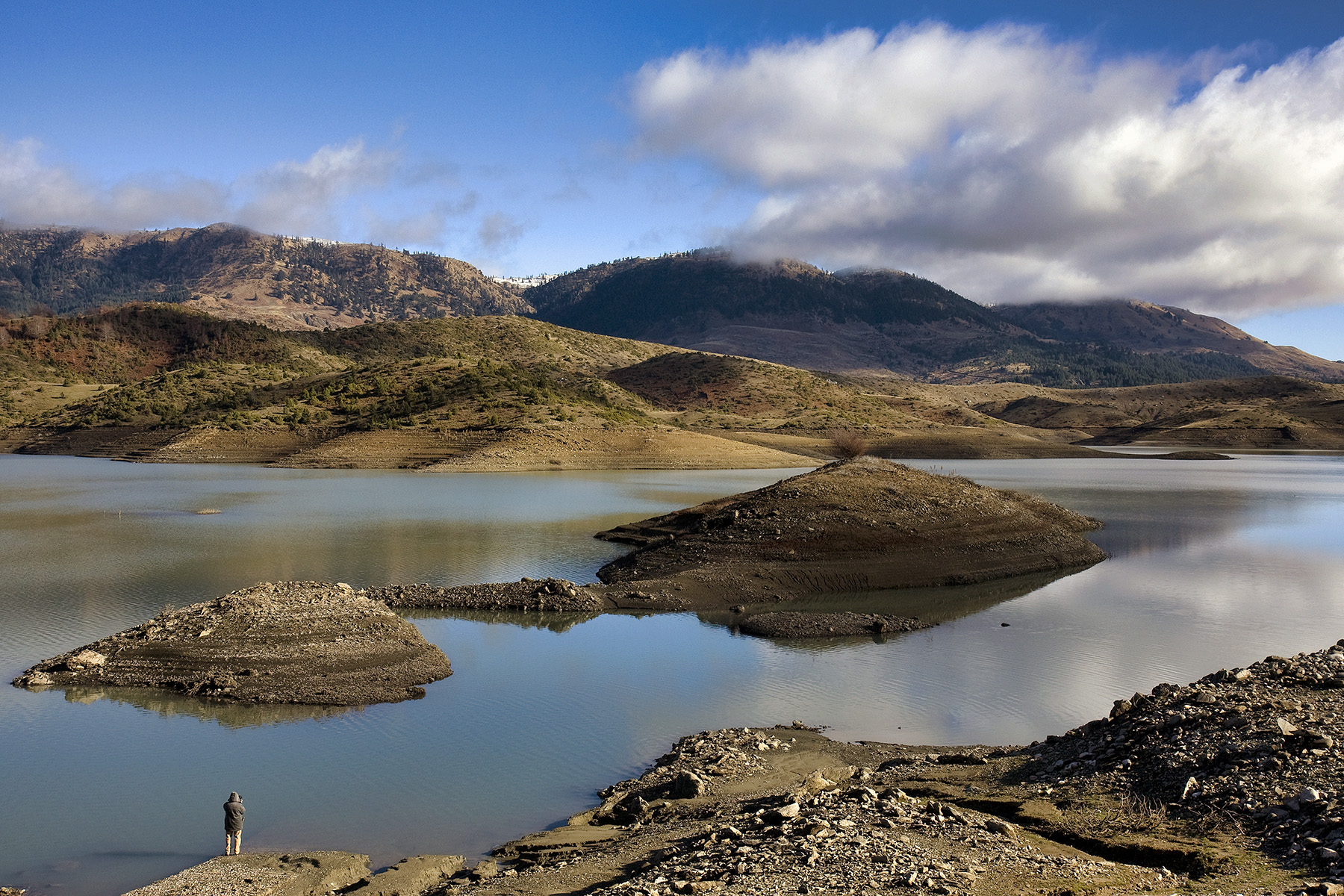 Λίμνη Πηγών Αώου: Η ορεινή τεχνητή λίμνη που θυμίζει παραμύθι!