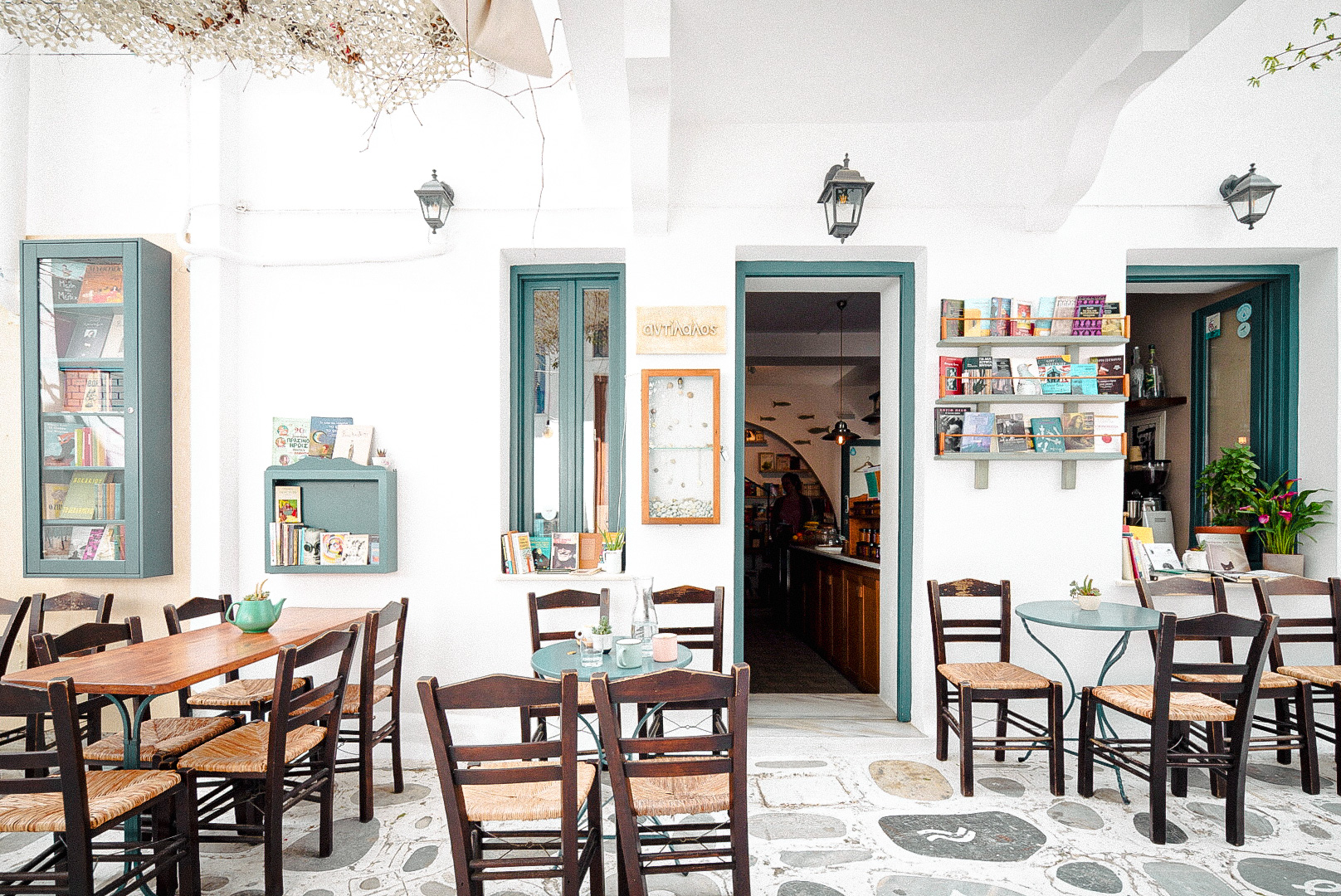 Αυτά είναι τα ωραιότερα βιβλιοπωλεία στα ελληνικά νησιά μας