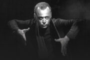 3ΩΔΙΑ - Κύκνειον Χάσμα: Ο Νίκος Καλογερόπουλος επιστρέφει στην Σκηνή για 10 παραστάσεις στο Θέατρο Αλκμήνη